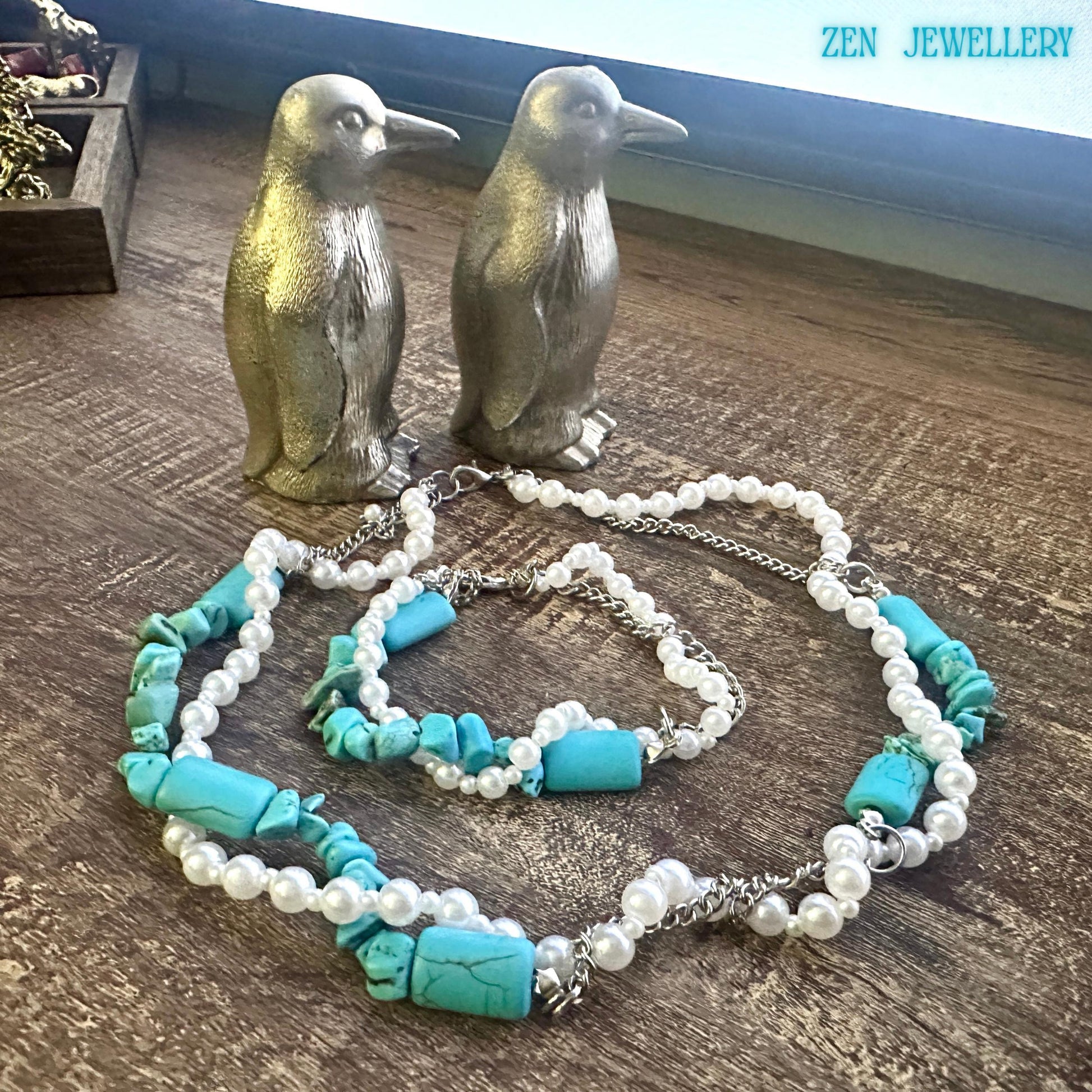Matching bracelet displayed in the middle of the necklace, showing the compact 19 cm size, coordinated turquoise and pearl pattern, and adjustable clasp. The image highlights the set’s elegant everyday wear and gift-ready appeal.
