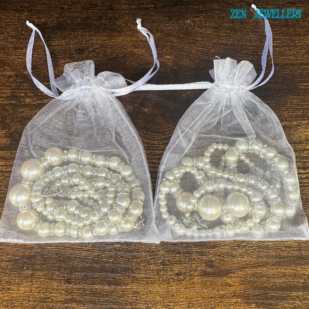 The PEARL KISS set arranged in a circle to highlight the symmetry of the pearls and sparkling crystal accents.