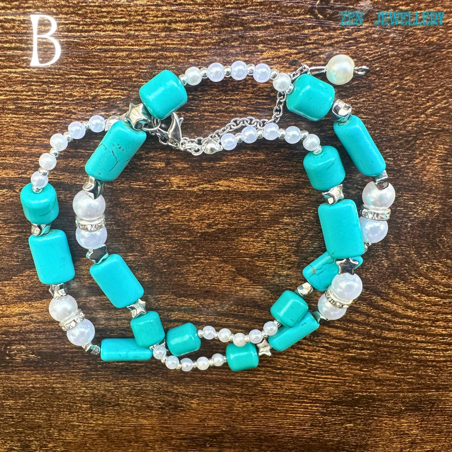 A detailed product image highlighting the turquoise and silver jewellery craftsmanship of this handmade necklace. The polished turquoise stones vary in shape and size, creating an organic, natural appearance, while the pearls provide soft elegance. Rhinestone and star spacers reflect light delicately, adding sparkle and luxury. The necklace length of approximately 64 cm, offers comfortable styling for casual or elegant outfits.