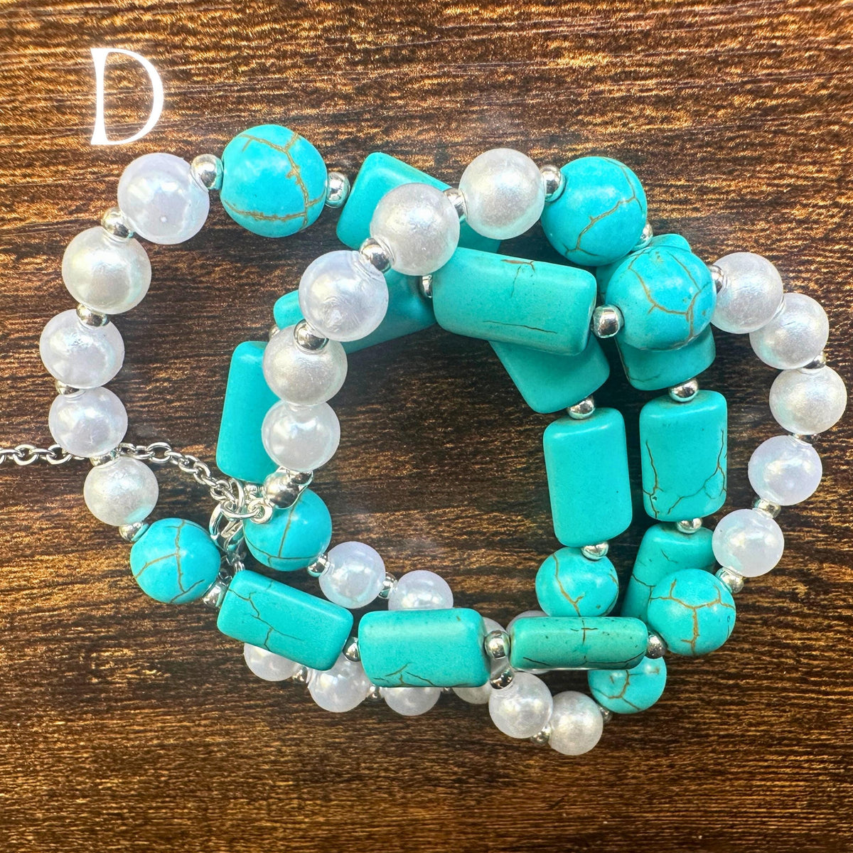 This long boho necklace combines vintage turquoise style with modern elegance through polished pearl beads, turquoise cabochons, and sparkling rhinestone details. The handmade artisan design is carefully balanced with different bead sizes, creating visual harmony. The sterling silver clasp and premium gemstone arrangement make the necklace ideal for stylish women seeking unique handcrafted jewellery pieces.