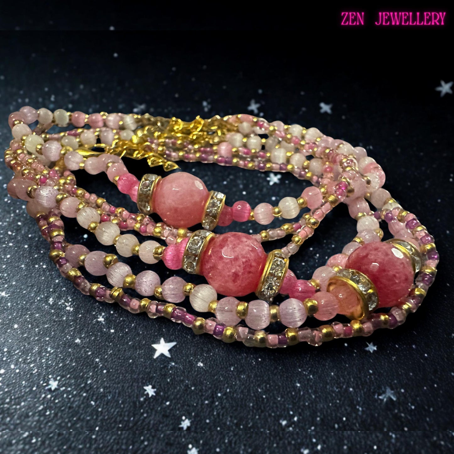 Viewed from above, the bracelet displays multiple strands arranged in a harmonious layered composition. Round quartz beads alternate with gold spacers while rows of seed beads add depth and movement throughout the piece. The faceted focal stone serves as the visual centrepiece and is enhanced by sparkling rhinestone accents. Full dimensions, including bracelet length and adjustable fit information, are available in the listing description.
