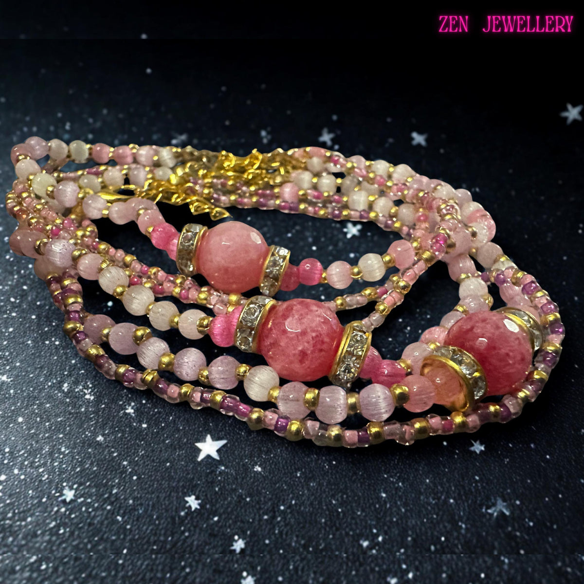 Viewed from above, the bracelet displays multiple strands arranged in a harmonious layered composition. Round quartz beads alternate with gold spacers while rows of seed beads add depth and movement throughout the piece. The faceted focal stone serves as the visual centrepiece and is enhanced by sparkling rhinestone accents. Full dimensions, including bracelet length and adjustable fit information, are available in the listing description.