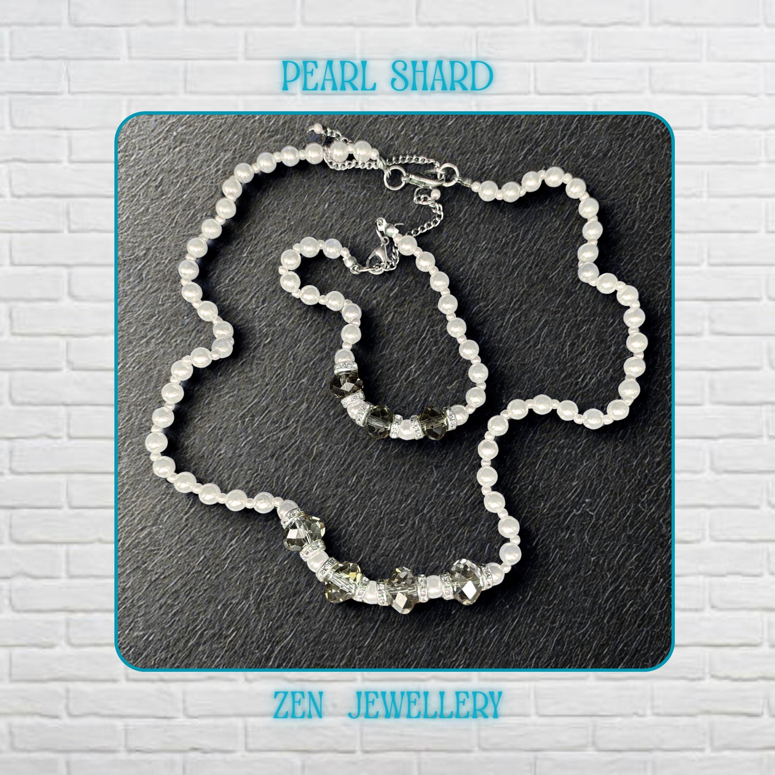 Close-up of PEARL SHARD necklace showing white pearls and transparent white Austrian crystals with a silver clasp. The silver chain closure and extension chain add a refined finishing touch. The jewellery set creates a feminine, romantic, and timeless appearance inspired by bridal fashion and classic pearl jewellery styling.