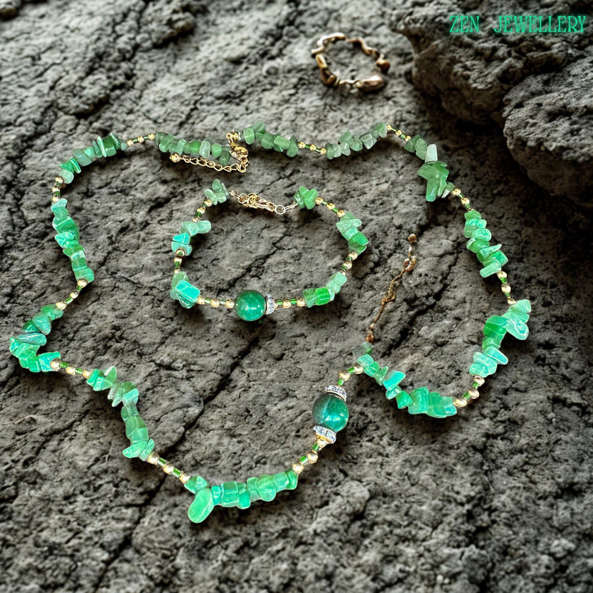 Handmade boho necklace styled with green crystal chips, golden spacer beads, and elegant chain links for a feminine, earthy fashion look. Statement green aventurine jewellery set featuring a bold dark green focal bead surrounded by natural crystal chips and gold detailing.