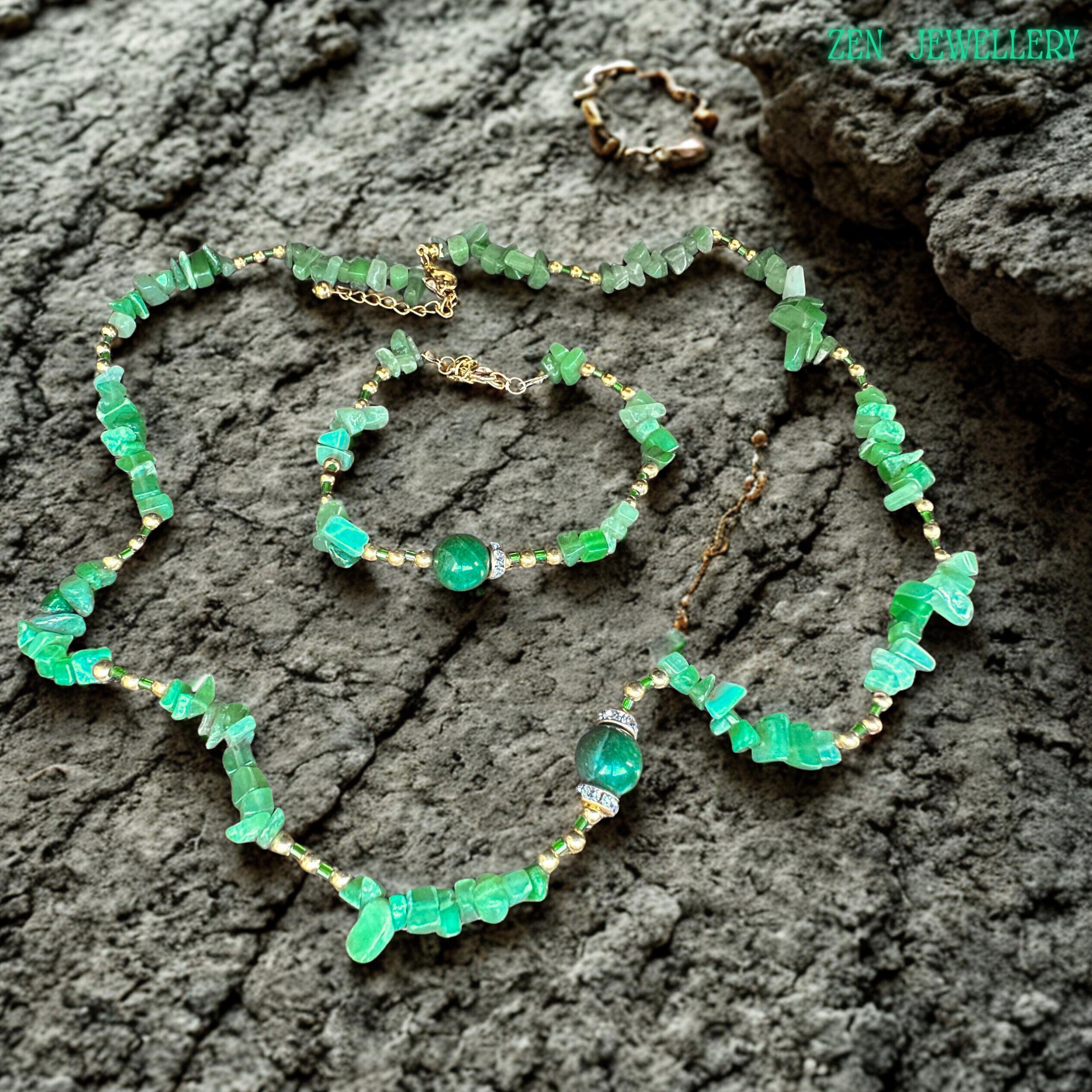 Handmade boho necklace styled with green crystal chips, golden spacer beads, and elegant chain links for a feminine, earthy fashion look. Statement green aventurine jewellery set featuring a bold dark green focal bead surrounded by natural crystal chips and gold detailing.