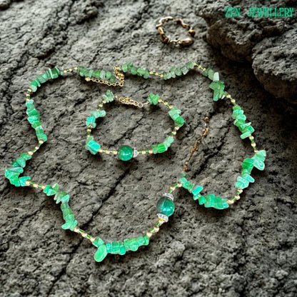 Handmade boho necklace styled with green crystal chips, golden spacer beads, and elegant chain links for a feminine, earthy fashion look. Statement green aventurine jewellery set featuring a bold dark green focal bead surrounded by natural crystal chips and gold detailing.